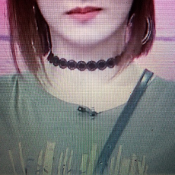 Floral Cutout Choker Necklace - Picture 3 of 4